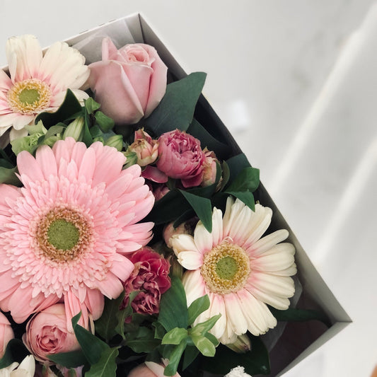 SHORT MIXED PINKY FLOWERS POSY